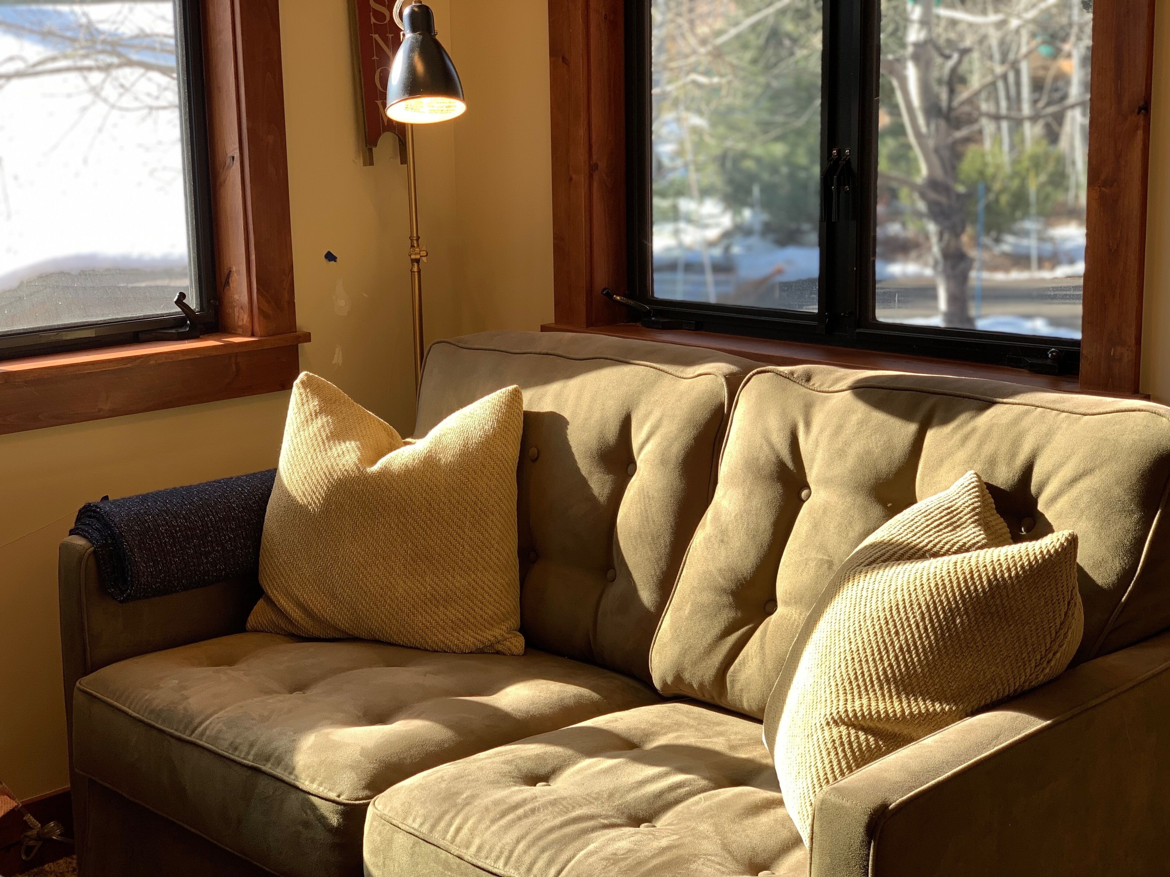 Una Smart TV, una chimenea, un reproductor de DVD