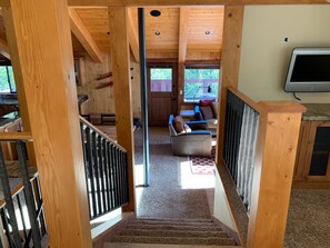 Smart-TV, peis, DVD-spiller og stereoanlegg