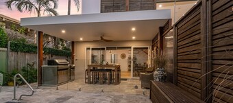 Byron Sunrise - 4 BR retreat with heated pool