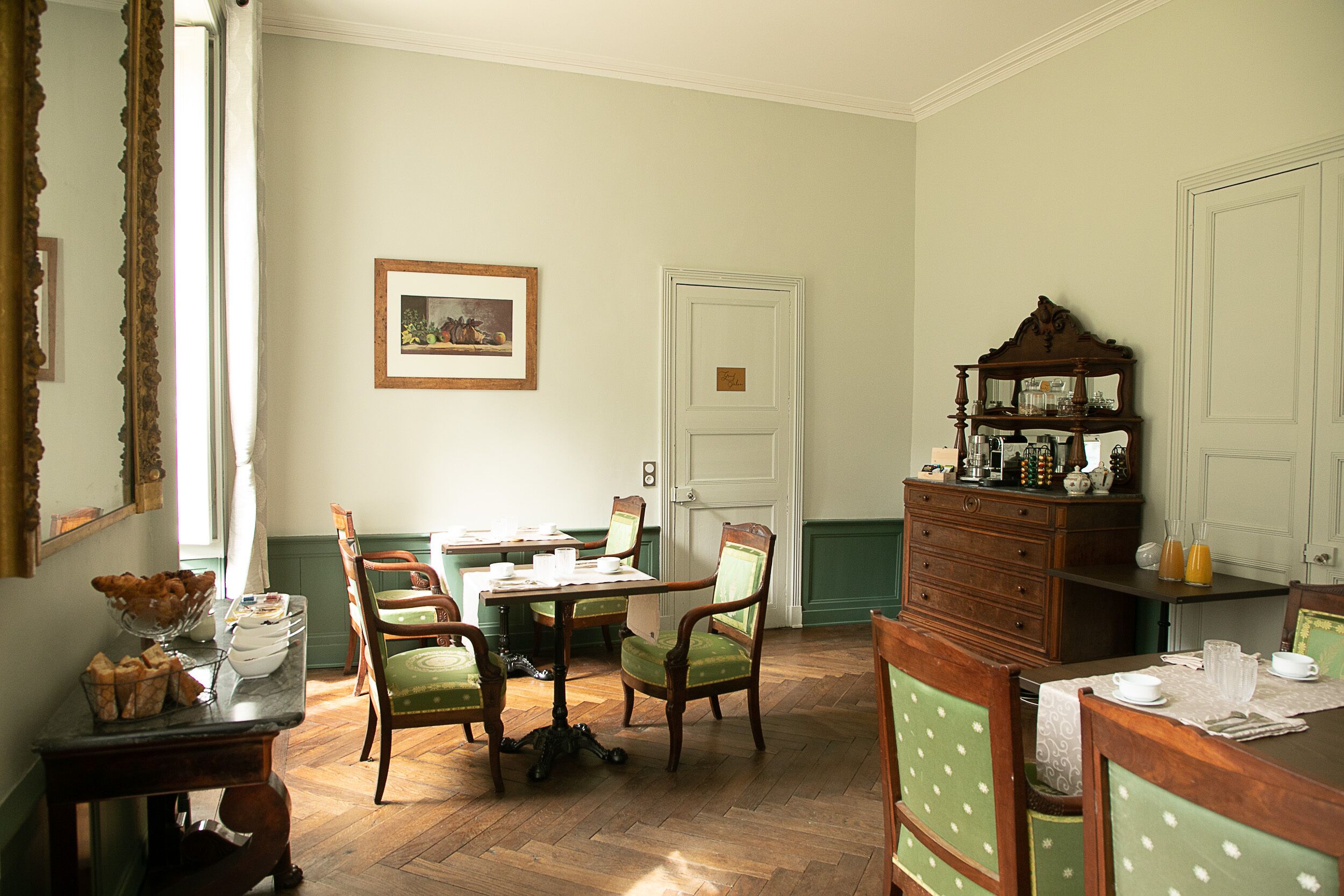 Une salle à manger avec une table en bois, des chaises et un buffet.