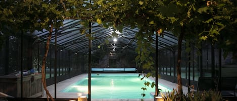 Una piscina techada, una piscina climatizada