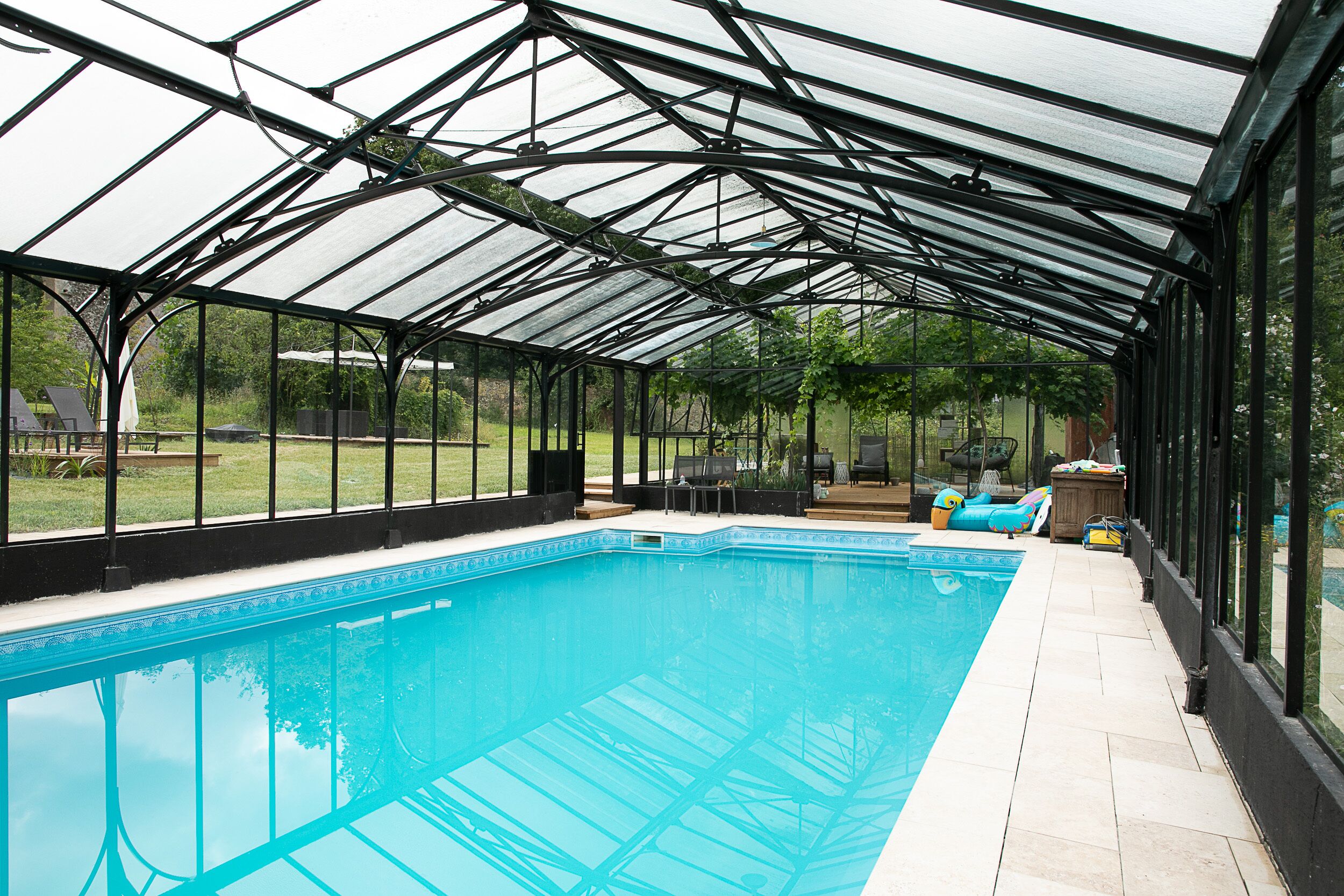 Piscina interna, piscina aquecida, espreguiçadeiras