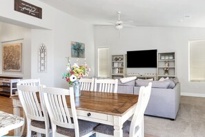 House, 4 Bedrooms | Living room