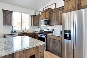 House, 4 Bedrooms | Private kitchen | Fridge, oven, stovetop, coffee/tea maker