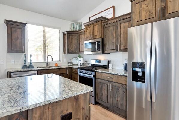 House, 4 Bedrooms | Private kitchen