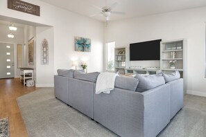House, 4 Bedrooms | Living room