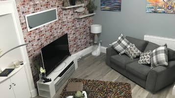 Una televisión, un reproductor estéreo