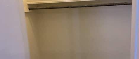 Een egale muur met een horizontale sierlijst.