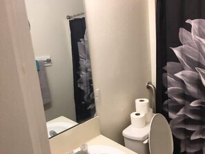 Badewanne, Haartrockner, Handtücher