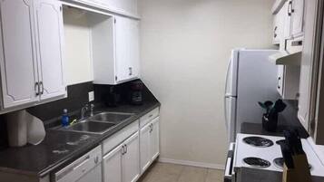 Kjøleskap, ovn, kokeplater og oppvaskmaskin