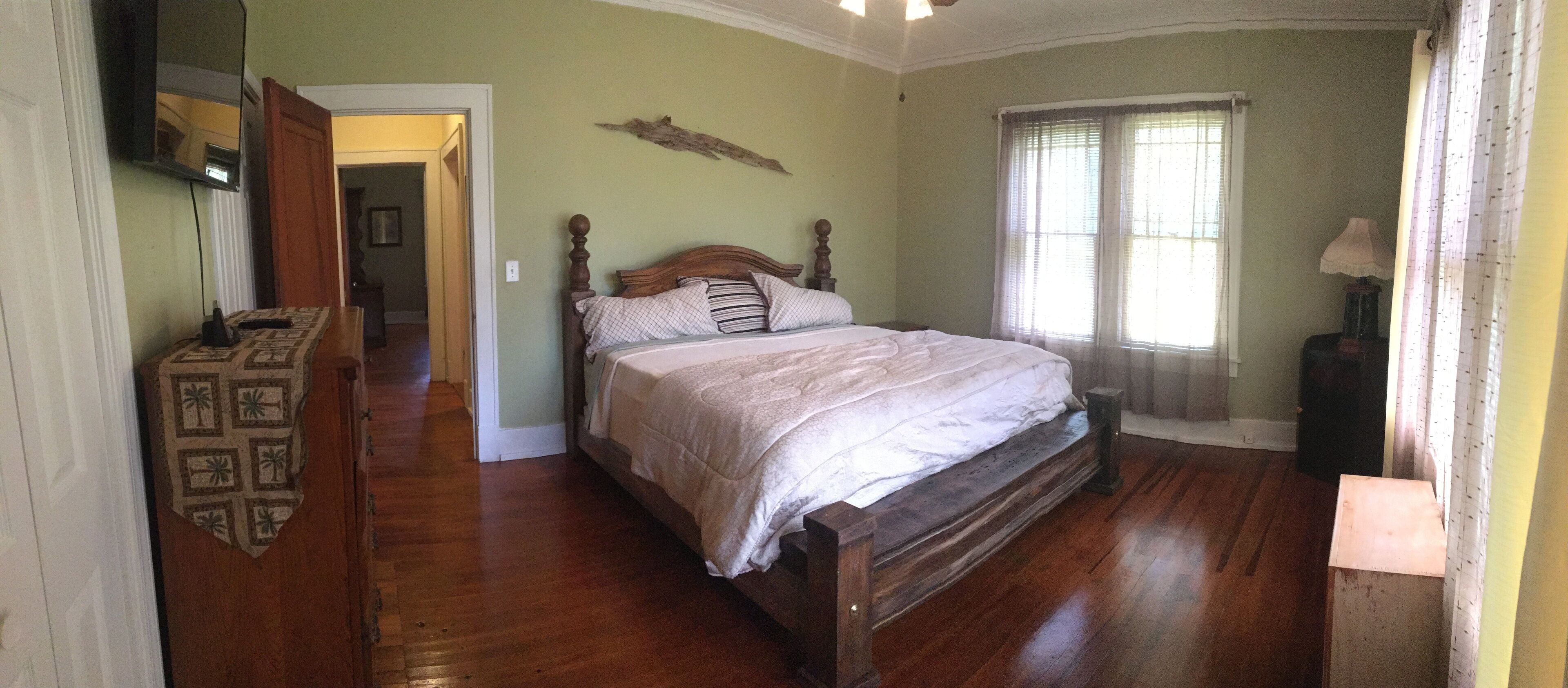 3 habitaciones, cuna de viaje y ropa de cama 