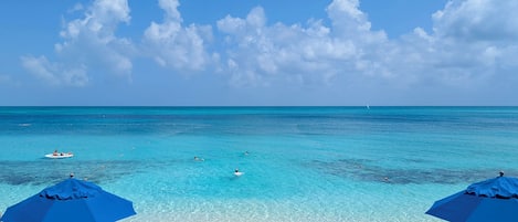Plage, chaises longues, serviettes de plage