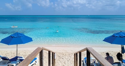 Private Pool House By the Beach. 3 Min Walk to Grace Bay Beach • Sleeps 4