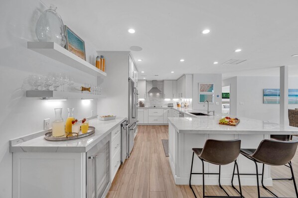 Een koelkast, een magnetron, een oven, een kookplaat