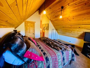 5 bedrooms, desk, iron/ironing board, travel crib