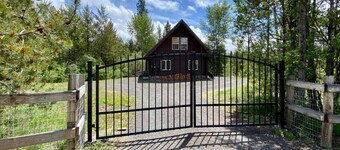 Relaxing 5 Bedroom Log Cabin with Large Backyard