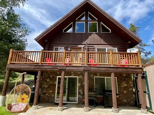 Relaxing 5 Bedroom Log Cabin with Large Backyard