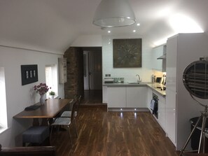 Fridge, microwave, oven, stovetop - Harpenden House Apartment 2 Quality at its Best! (Harpenden)