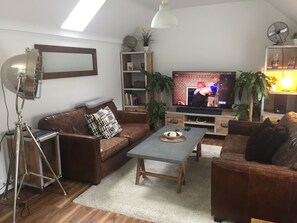 30-inch TV with cable channels - Harpenden House Apartment 2 Quality at its Best! (Harpenden)
