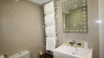 Apartment | Bathroom | Combined shower/bathtub, deep-soaking bathtub, hair dryer, towels