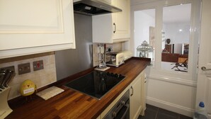 Apartment | Private kitchen | Fridge, microwave, oven, stovetop - Harpenden House Apartment 2 Quality at its Best! (Harpenden)