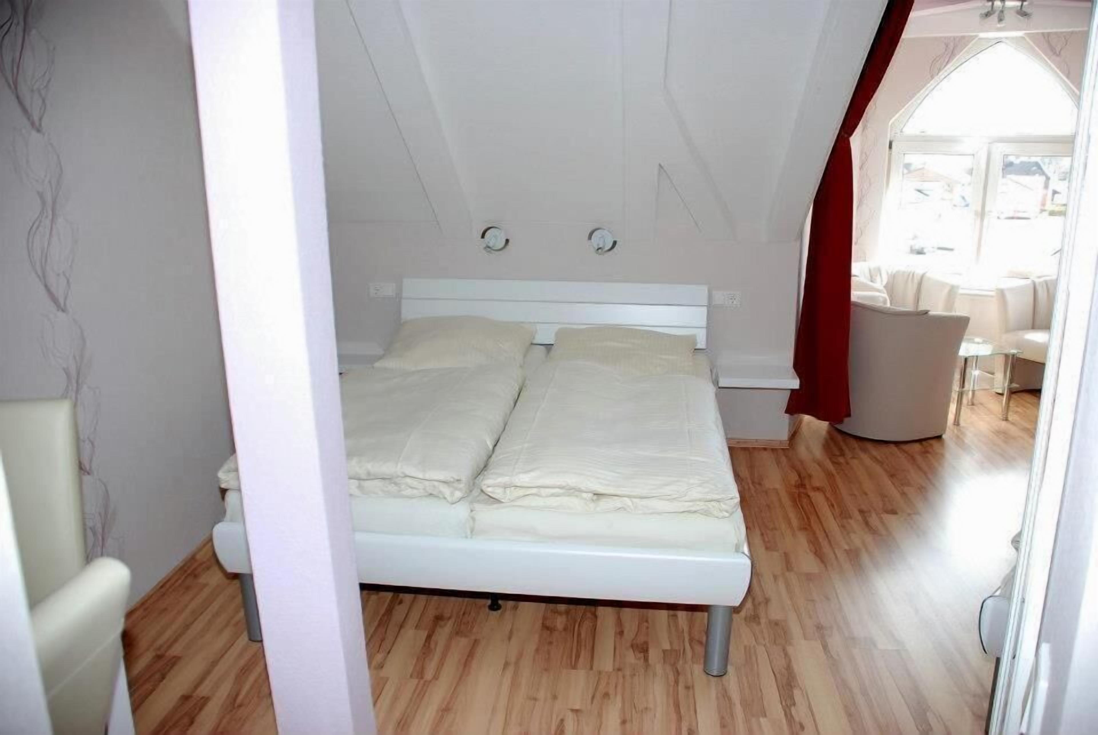 hypo-allergenic bedding, free wifi, bed sheets