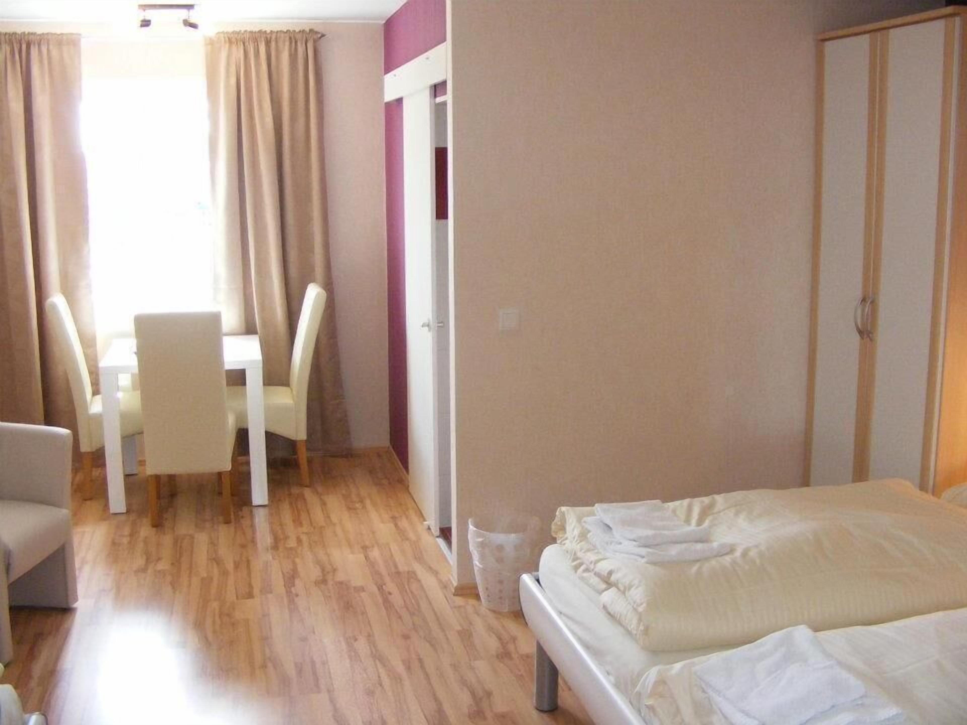 hypo-allergenic bedding, free wifi, bed sheets