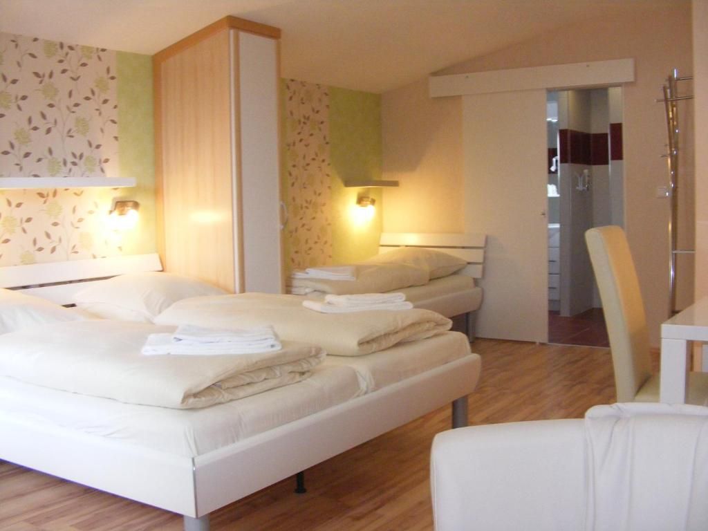 Hypo-allergenic bedding, free WiFi, bed sheets