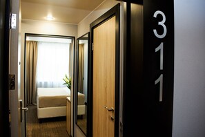 Standaard Twin kamer | Een kluis op de kamer, een bureau, geluiddichte muren, gratis wifi