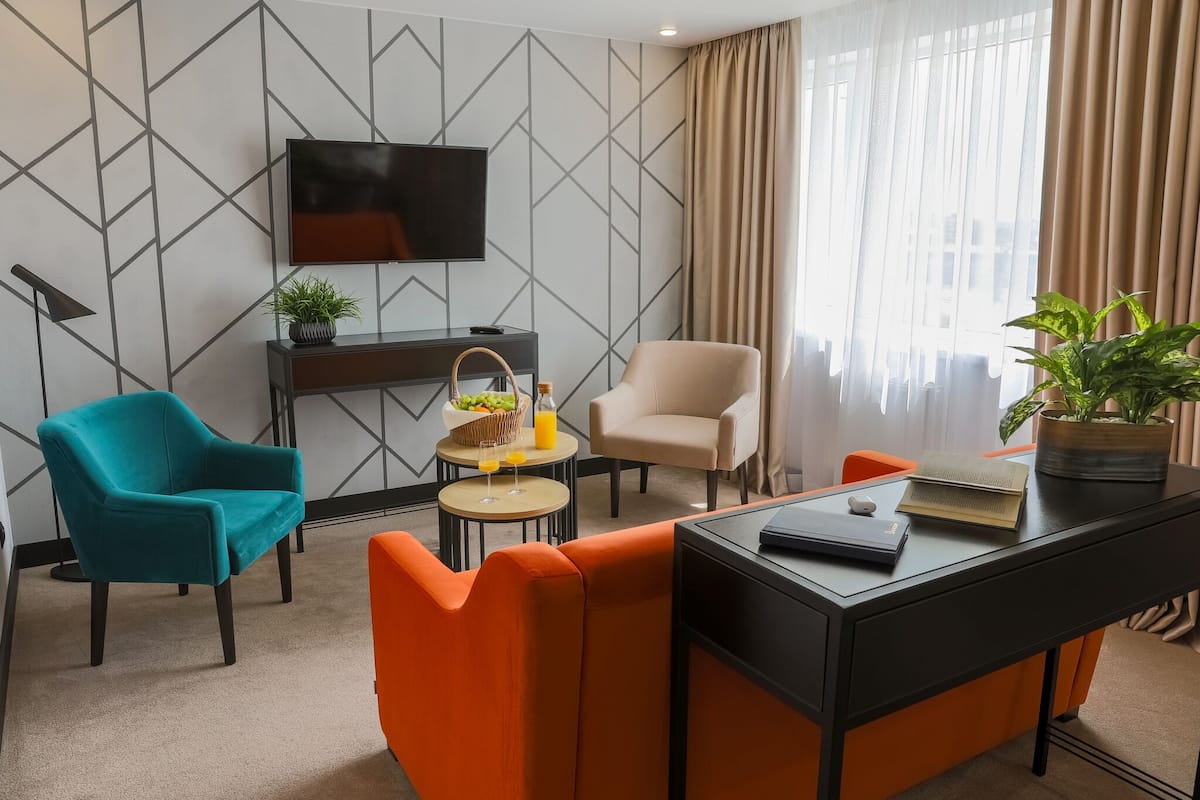 Suite, 2 Bäder | 1 Schlafzimmer, Zimmersafe, Schreibtisch, schallisolierte Zimmer