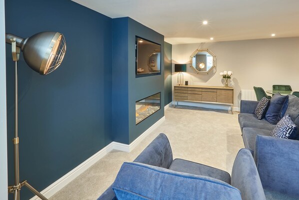 Apartment | Living room | Flat-screen TV