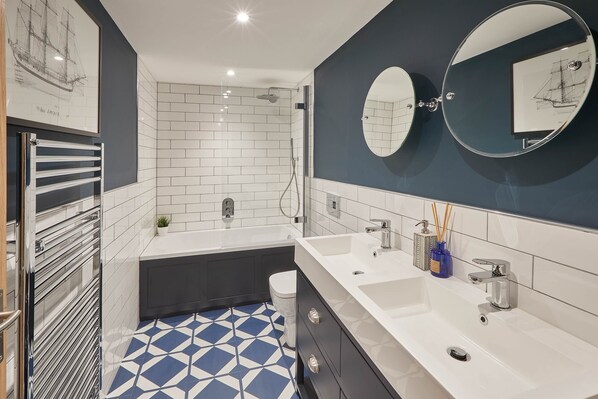 Apartment | Bathroom | Combined shower/tub, free toiletries, hair dryer, towels