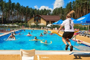 Piscina interna, piscina externa sazonal, guarda-sóis, espreguiçadeiras