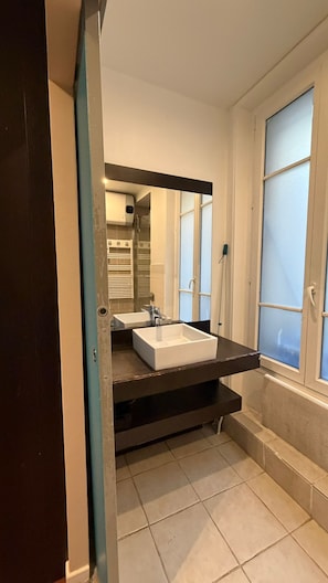 Douche, serviettes fournies