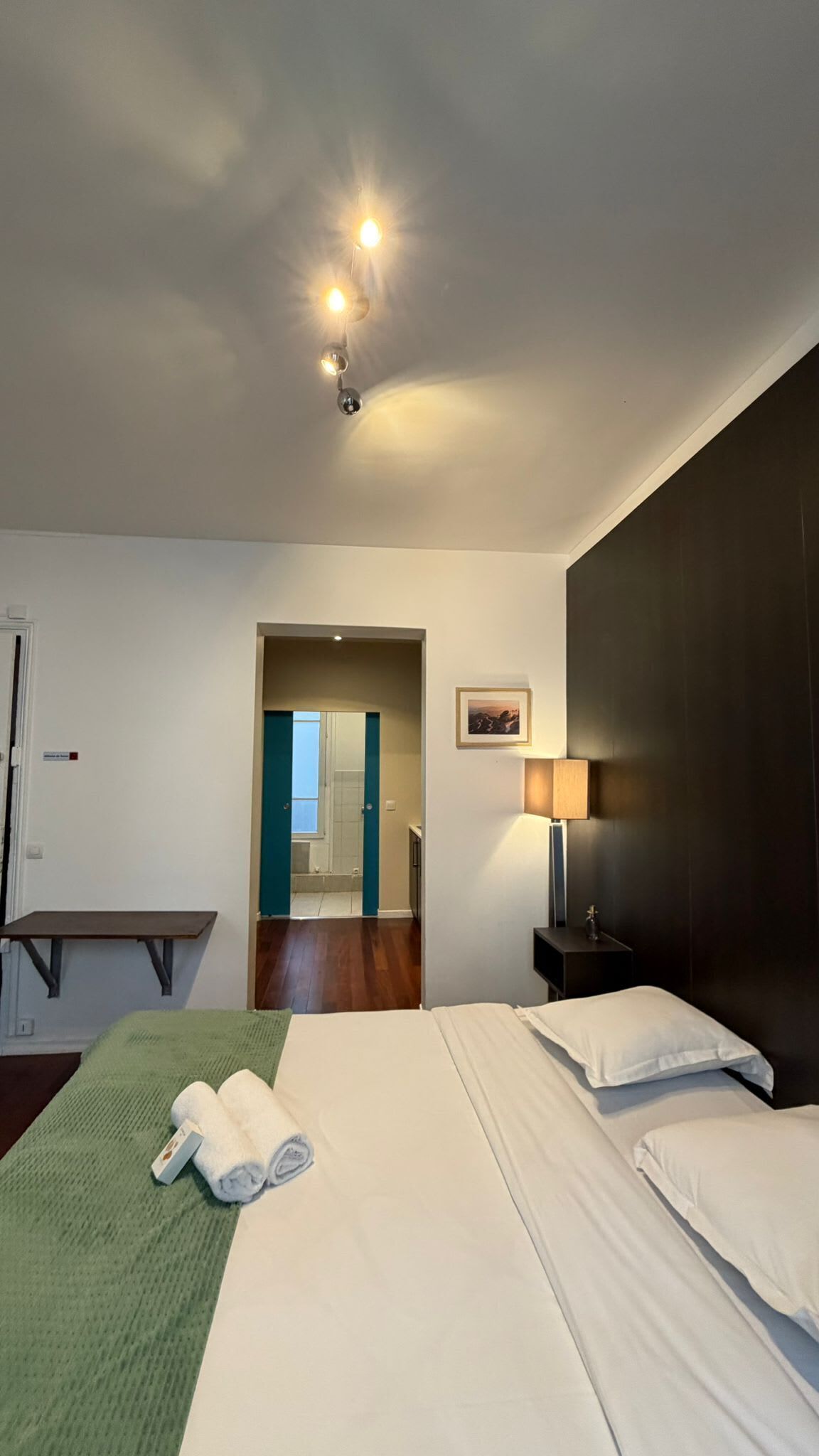 Tabla de planchar con plancha y ropa de cama