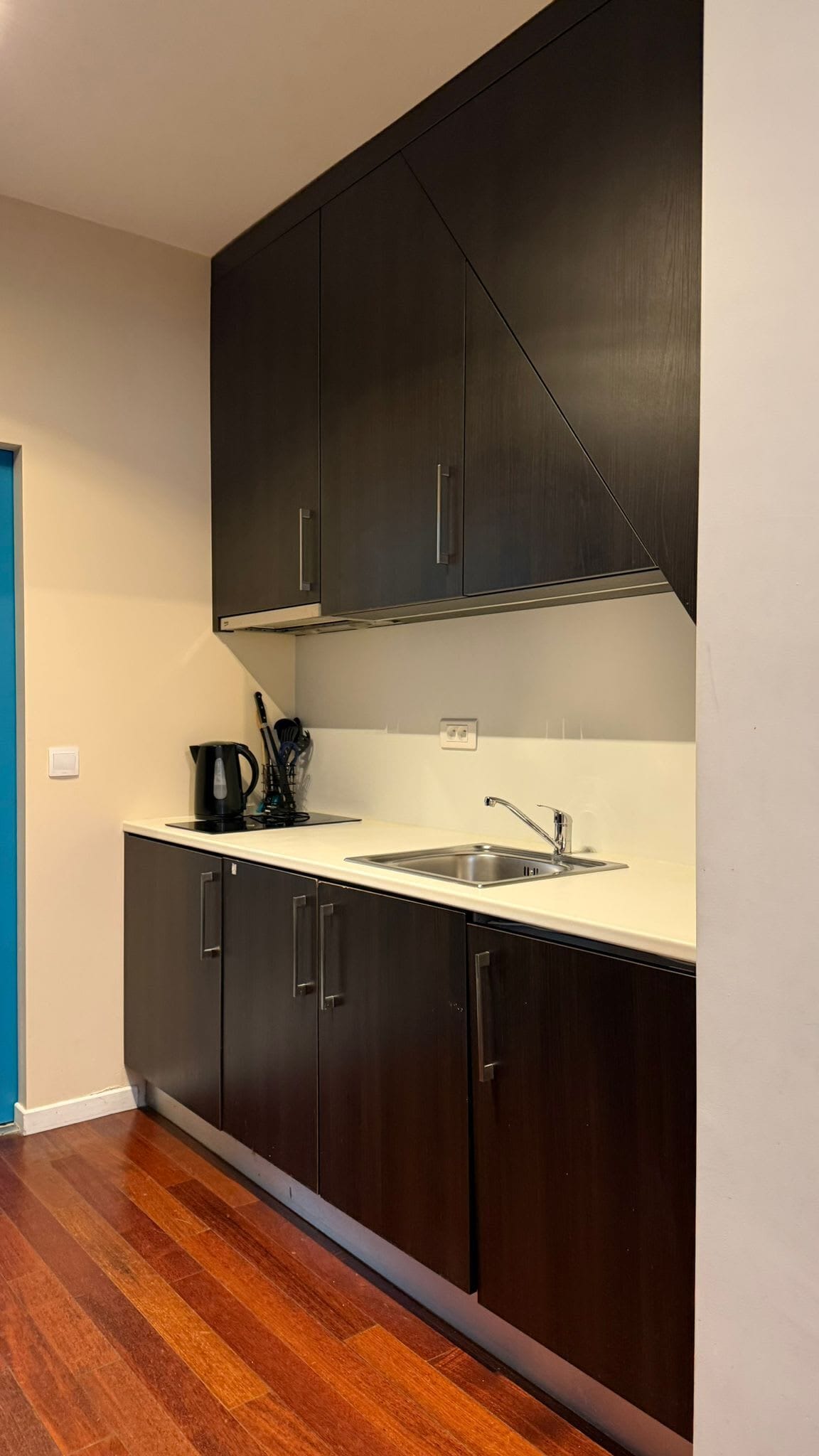 Frigorífico, microondas, placa de cocina y cafetera o tetera