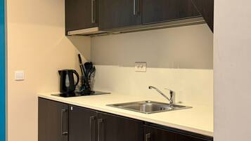 Réfrigérateur, micro-ondes, plaque de cuisson, cafetière/bouilloire