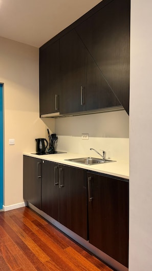 Réfrigérateur, micro-ondes, plaque de cuisson, cafetière/bouilloire