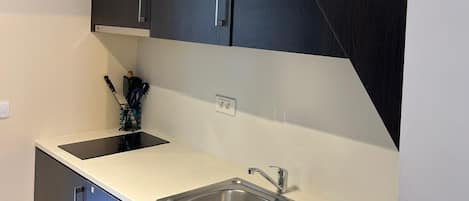Kühlschrank, Mikrowelle, Herdplatte, Wasserkocher mit Kaffee-/Teezubehör