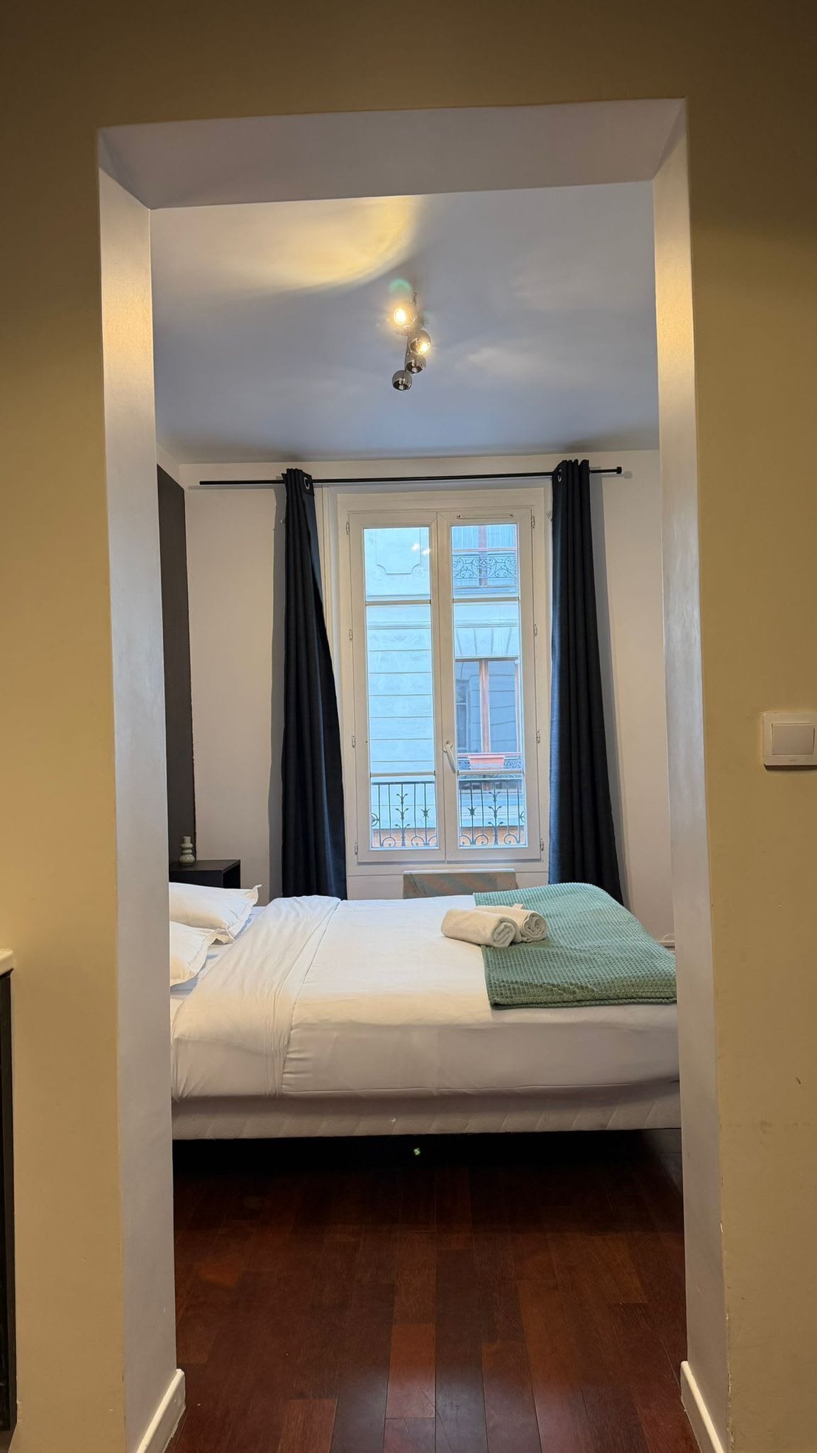 Fer et planche à repasser, draps fournis