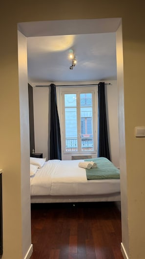 Fer et planche à repasser, draps fournis