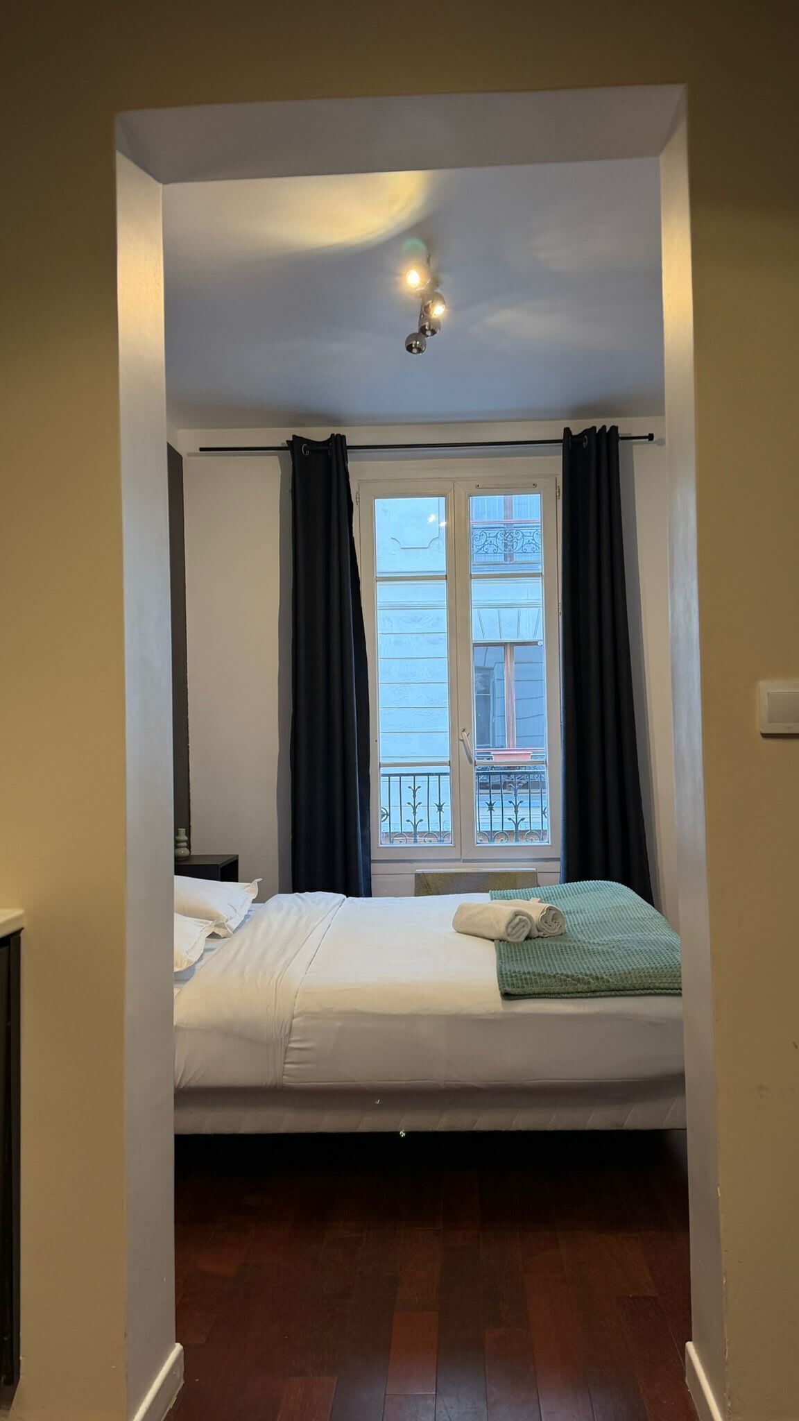 Iron/ironing board, bed sheets