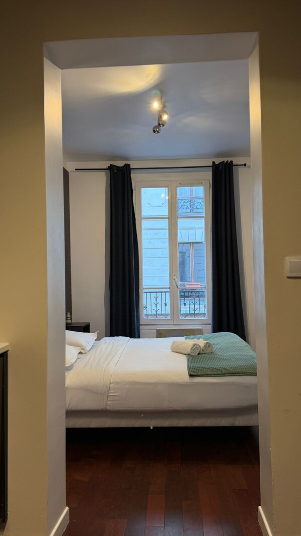 Planxa i posts de planxar i roba de llit