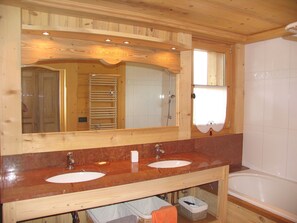 Kombination af bruser/badekar, hårtørrer, håndklæder, Sæbe