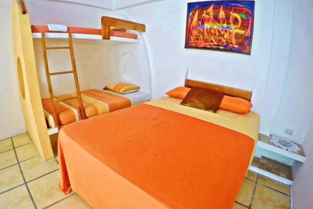 Vierpersoonskamer | Een minibar, beddengoed