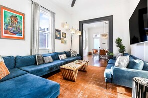 Een televisie en een kantoor