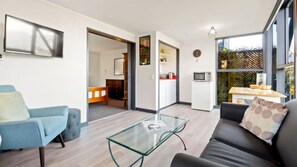 Smart TV, fireplace, Netflix, streaming services