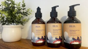 Shower, hair dryer, towels - Panoramic Farmhouse theme with shared spa pool (Queenstown)