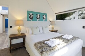 3 bedrooms, desk, iron/ironing board, travel cot