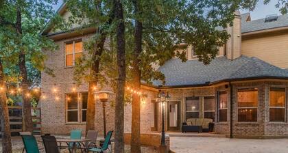 Lake Lewisville Family Getaway-Lake Toys, HotTub, Mini Golf, Theater, Kids Room!